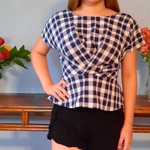 Platte top with twist detail